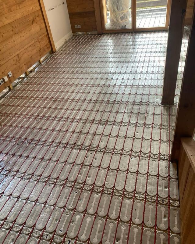 Tubes de plancher chauffant posés avant le carrelage