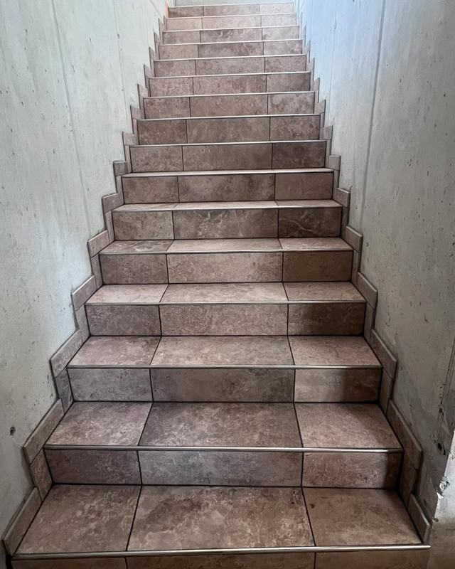 Escalier droit carrelé en pierre beige